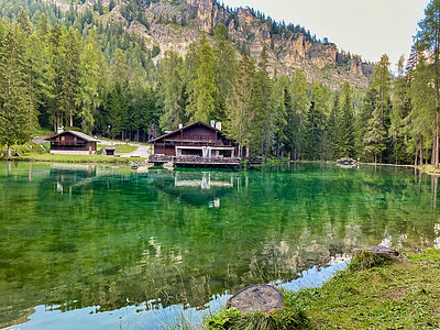 山湖上美丽的小屋山峰田园池塘旅游森林阳光房子目的地假期风光图片