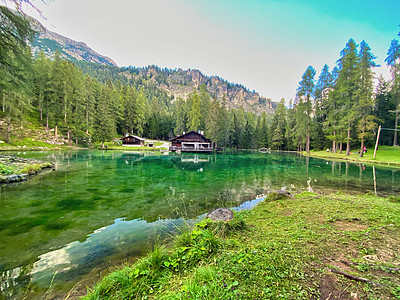 山湖上美丽的小屋草地假期村庄场景文化山峰爬坡林地旅行房子图片