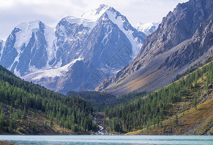 阿尔泰山难以到达的地点阿塔伊全景风景山脉绿色顶峰蓝色晴天白色假期森林图片