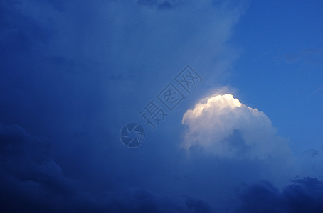 天空中阳光照耀白色天气环境晴天太阳多云天堂臭氧蓝色气候图片