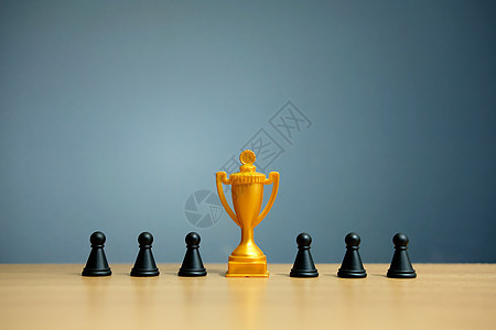 象棋当中金奖杯办公室优胜者工作骑士男性竞赛玩具黑色战略挑战图片