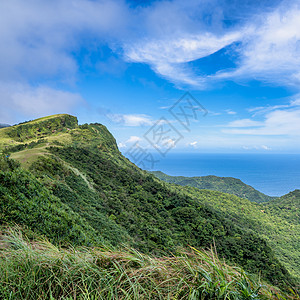 美丽的草原 川川谷 高林山的草原途径晴天天空土地广告闲暇农田风景场地种植园图片