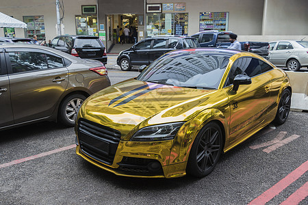 在马来西亚吉隆坡的金色豪华运动车图片