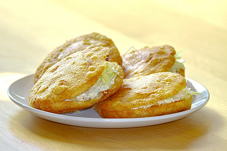 西班牙文的Gordita“cubaby”是墨西哥菜 是玉米面团制成的糕点 并塞满奶酪 肉或其他填料图片