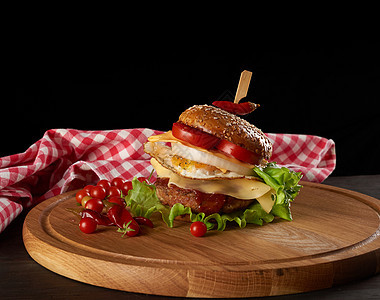 美味的汉堡包 肉饼 奶酪 煎蛋 番茄牛肉洋葱美食芝士午餐桌子包子营养餐巾汉堡图片