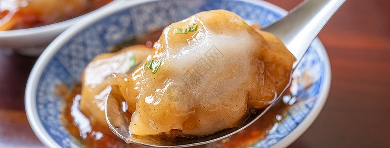 Bawan Ba wan 台湾肉丸精华 美味的街头小叶饺子食物猪肉桌子大豆筷子木头餐厅食谱美食图片