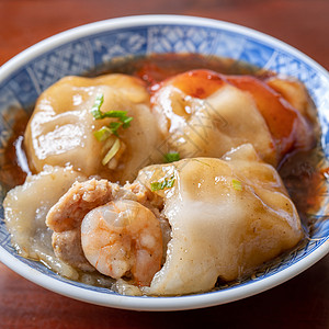 台湾食物Bawan Ba wan 台湾肉丸精华 美味的街头小叶街道餐厅饺子食物筷子文化猪肉桌子木头淀粉背景
