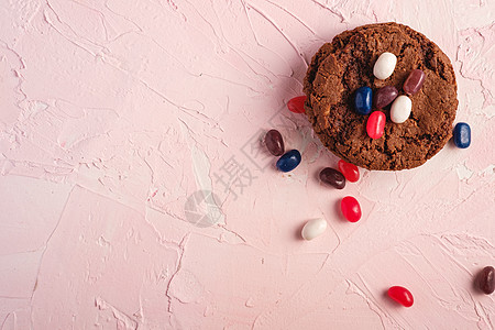 自制燕麦巧克力饼干堆和谷物及多汁果冻豆棕色美食营养创造力糖果甜点巧克力燕麦麦片粉色图片