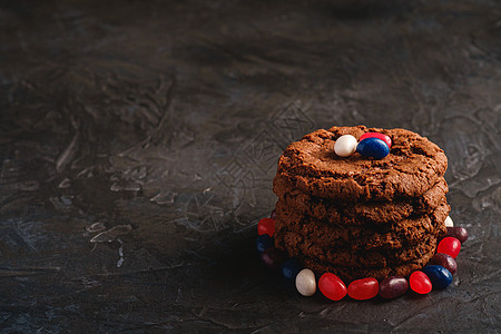 自制的燕麦巧克力饼干堆加谷物和果冻豆子糖果食物饼干美食营养巧克力饮食甜点麦片图片