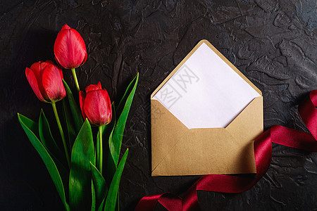 红色的郁金香花 带信封卡和丝带季节花束展示庆典小样惊喜卡片花朵礼物妈妈们图片