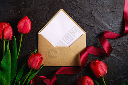 红色的郁金香花 带信封卡和丝带礼物花束妈妈们季节庆典展示卡片小样惊喜花朵图片