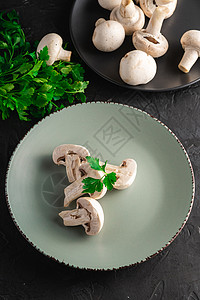 绿色食物香格里翁蘑菇 在黑灰盘上吃健康食品 有面食背景