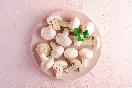 香皮尼翁蘑菇 在粉色盘子上吃健康的食物美食烹饪营养白色绿色植物香菜绿色蘑菇饮食图片