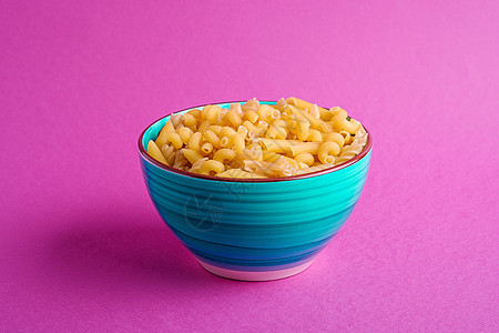 蓝碗 有各种未经煮熟的黄金小麦面粉午餐餐厅饮食烹饪食物面团营养螺旋紫色盘子图片