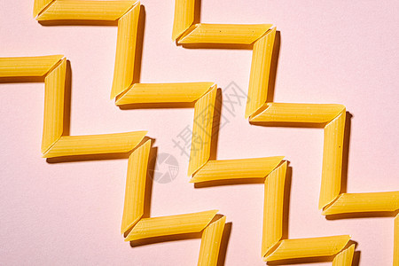 意大利意面 粉红色的原薄面条通心粉西格扎格模式午餐创造力食物美食管子粉色活力黄色营养小麦图片