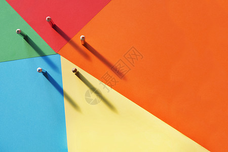 彩色背景上的彩色铅笔阴影学校绘图木头青色调色板红色童年工艺创造力图片