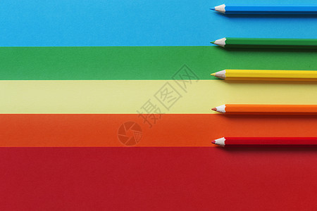 彩色背景上的彩色铅笔童年作品艺术图形学校青色蜡笔设备垂直绿色图片