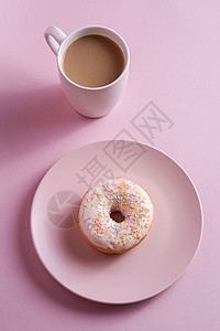 香草甜甜圈 盘子上洒满了糖浆 就在咖啡杯附近糕点油炸蛋糕面包早餐牛奶甜点食物紫色小雨图片