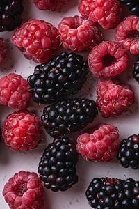 美味新鲜 成熟的草莓和黑莓浆果 健康食品图片