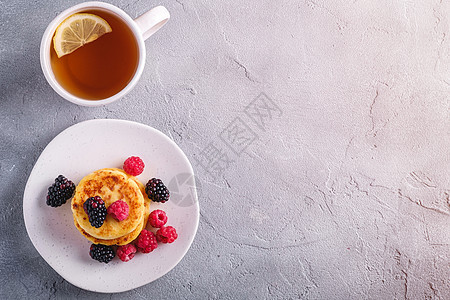 奶油芝士煎饼 卷心甜甜点和浆果油炸盘子小屋营养甜点油条空间食物早餐覆盆子图片