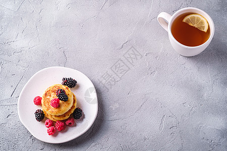 奶油芝士煎饼 卷心甜甜点和浆果水果杯子早餐盘子油条营养饮食小屋柠檬美食图片