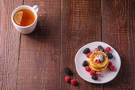 奶油芝士煎饼 卷心甜甜点和浆果小屋早餐水果油炸食谱食物桌子油条覆盆子饮食图片