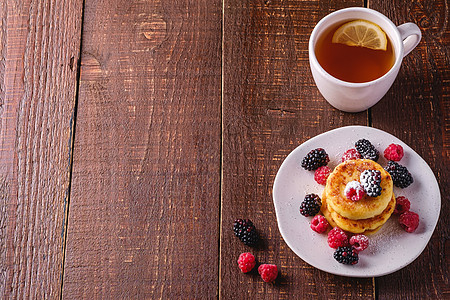 奶油芝士煎饼 卷心甜甜点和浆果杯子木头营养早餐油炸覆盆子小屋美食甜点盘子图片