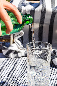 将绿瓶水倒入玻璃杯瓶子气泡环境塑料液体飞溅水瓶玻璃矿物蓝色图片