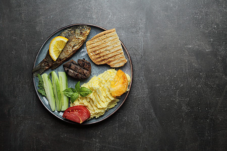 炸鱼 肉牛排和盘子上的蔬菜 水泥灰色柜台土豆沙拉美食营养海鲜用餐烹饪午餐健康饮食柠檬图片