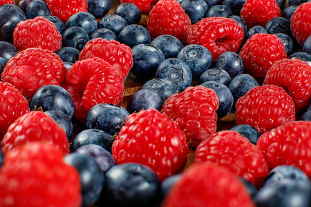 混合蓝莓和草莓的近距离镜头图片