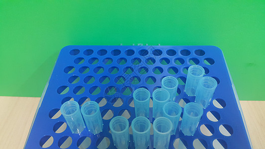 在带有空洞的微滴盒中 特写蓝色微升小提示的视图仪器多管化学品增殖实验微管生命科学补充背景科学图片