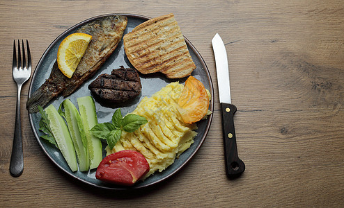 炸鱼 肉牛排和盘子上的蔬菜 在木制桌上午餐牛肉健康饮食沙拉美食海鲜土豆烹饪营养炙烤图片