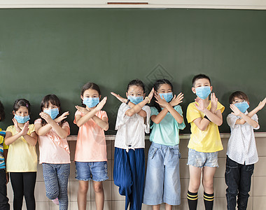 各种青年学生群体在课堂上戴面罩和显示停牌手势图片