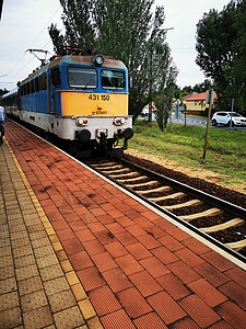一列火车在车站附近的铁轨上行驶乘客天空铁路运输商业男人平台训练旅行地面图片