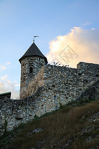 一座旧城堡的碎块和石墙图片