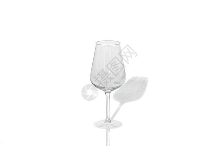 白底红酒的空葡萄酒杯工作室餐具餐厅器皿酒精高脚杯玻璃反射派对庆典图片