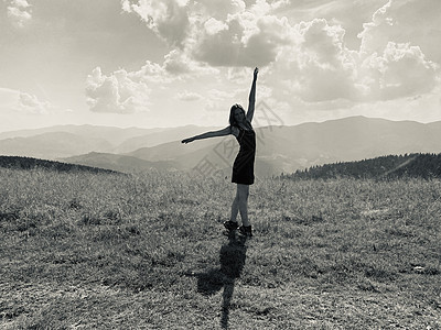 快乐的年轻女孩跳上草地活力天空跳跃自由绿色喜悦幸福场地蓝色乐趣图片