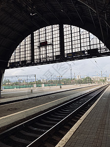 上午的火车站车站台平台建筑旅行车站建筑学铁路乘客城市速度运输图片