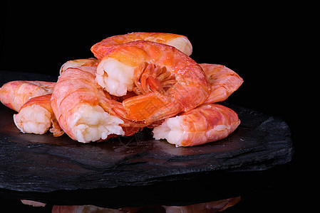 健康的饮食食物 煮熟的野虎虾 在桌子上的盘子上紧贴动物贝类甲壳烹饪产品营养黑色红色海鲜美食图片