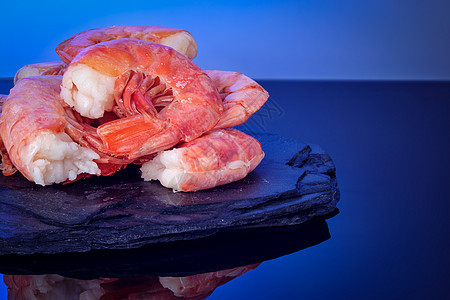 健康的饮食食物 煮熟的野虎虾 在桌子上的盘子上紧贴营养动物海鲜甲壳红色烹饪餐厅贝类黑色产品图片