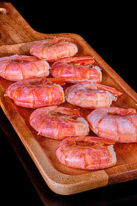 健康的饮食食物 煮熟的野虎虾 在桌子上的盘子上紧贴红色美食产品餐厅黑色海鲜烹饪营养贝类动物图片