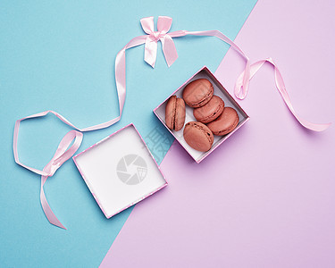 在彩色纸上用方形盒子 烤圆圆多彩的面纱食物礼物糖果蛋糕甜点紫色展示奶油美食橙子图片