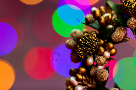 在b背景上隔离的多彩装饰的圣诞花环彩灯饰品卡片圣诞礼物圣诞庆典礼物风格金子图片