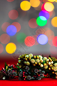 在b背景上隔离的多彩装饰的圣诞花环饰品风格礼物彩灯庆典金子圣诞卡片圣诞礼物图片