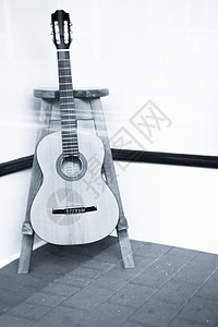西班牙吉他乐器插在三脚架上声学细绳木头民间国家音乐戏剧性艺术文化棕色图片