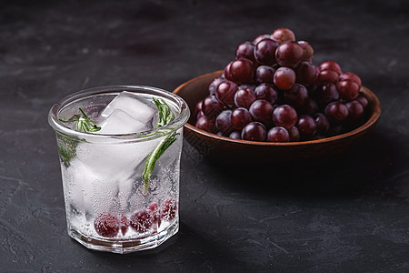玻璃中的新鲜冰冷碳化水 含迷香叶浆果木头藤蔓营养苏打水甜点食物迷迭香盘子气泡图片