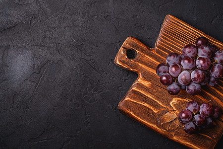 棕色木制板上新鲜成熟的葡萄莓季节团体甜点石头砧板水果营养紫色浆果饮食图片