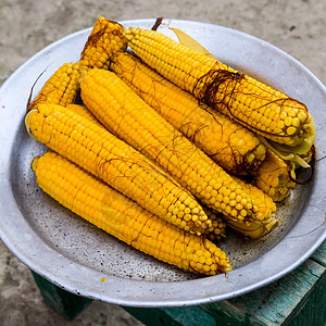 在铝盘上煮玉米 黄煎青老玉米 有用和美味的食物棒子桌子涂层美食饮食煮沸小吃午餐薄片厨房图片