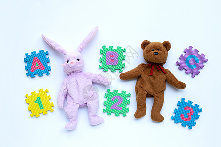 兔子玩具和泰迪熊带有英文字母拼图和数字幼儿园盒子蓝色塑料闲暇童年教育框架学习孩子图片