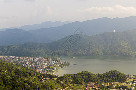 巴颜克拉山脉湖边旅行高清图片